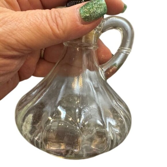 Small Clear Glass Oil/Vinegar Cruet With Handle & Black Screw Cap - Picture 4 of 10